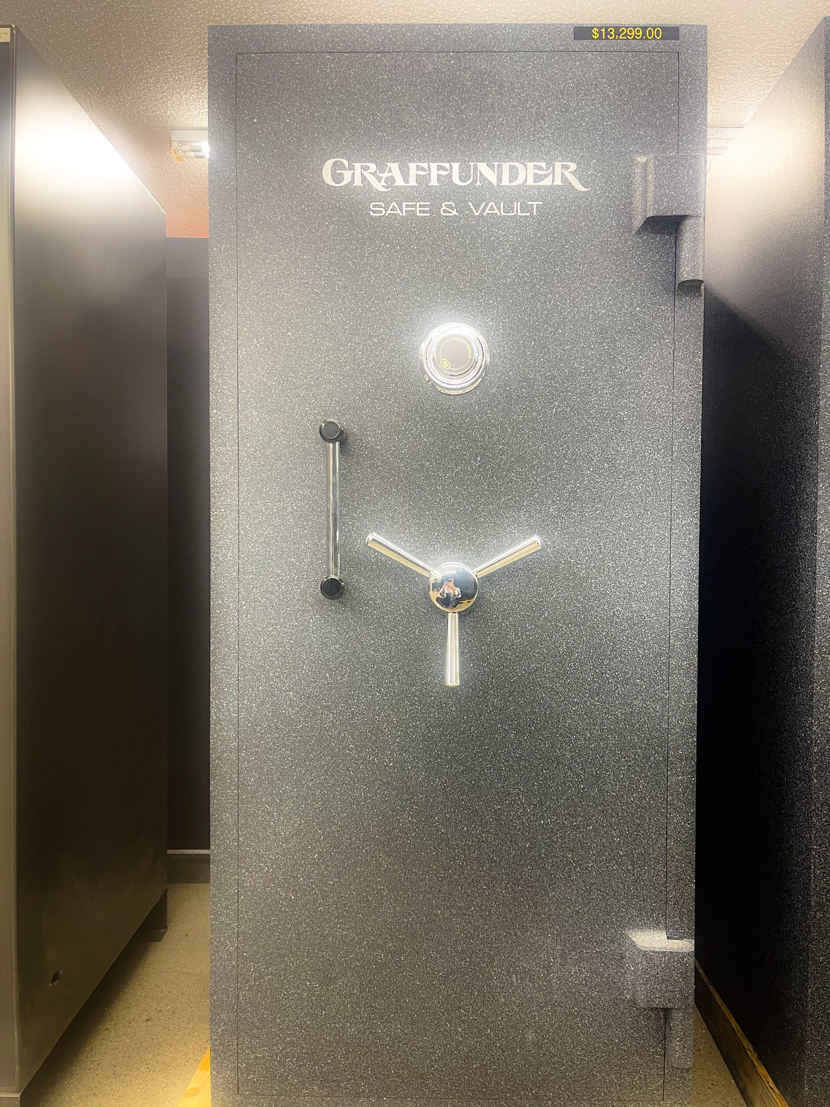 Graffunder | Bishop | B6026 | Luxury Safe | Textured Medusa Gray | Cus